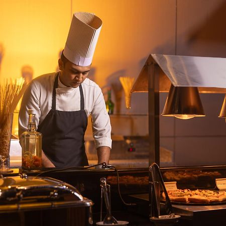 The Golden Crown Hotel Kandy Exterior foto A chef at work