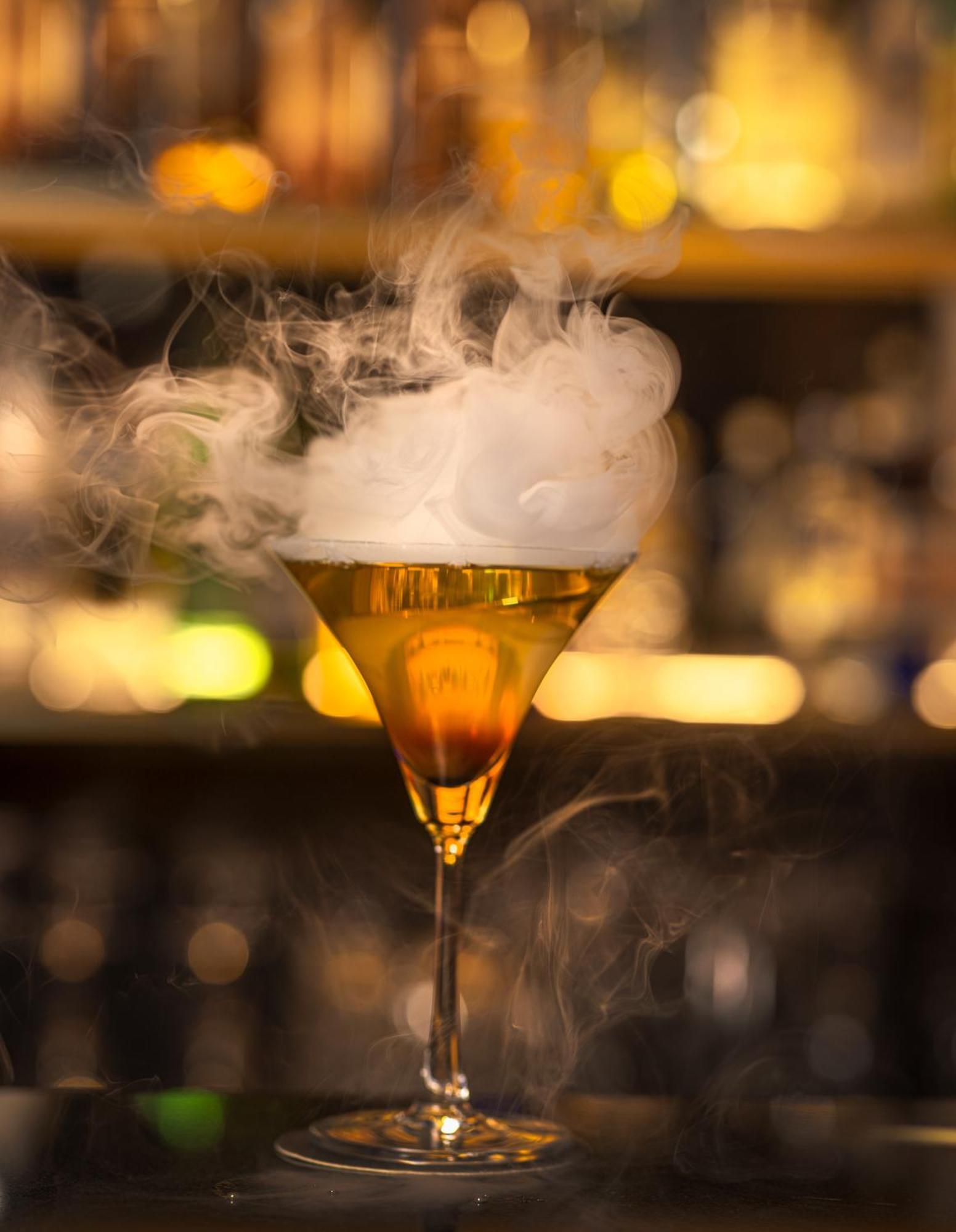 The Golden Crown Hotel Kandy Exterior foto A dry ice cocktail