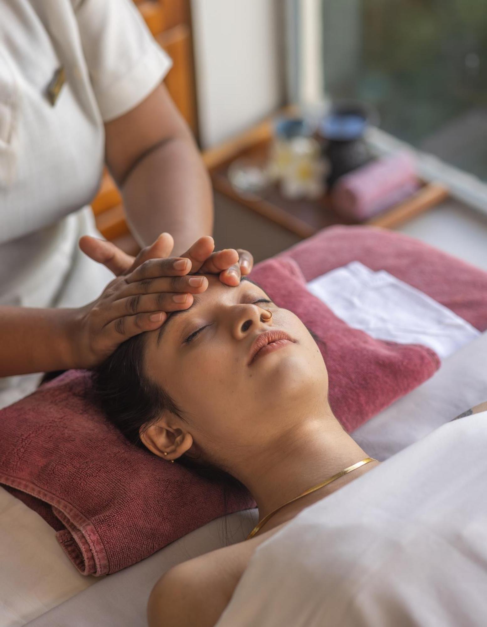 The Golden Crown Hotel Kandy Exterior foto Thai head massage
