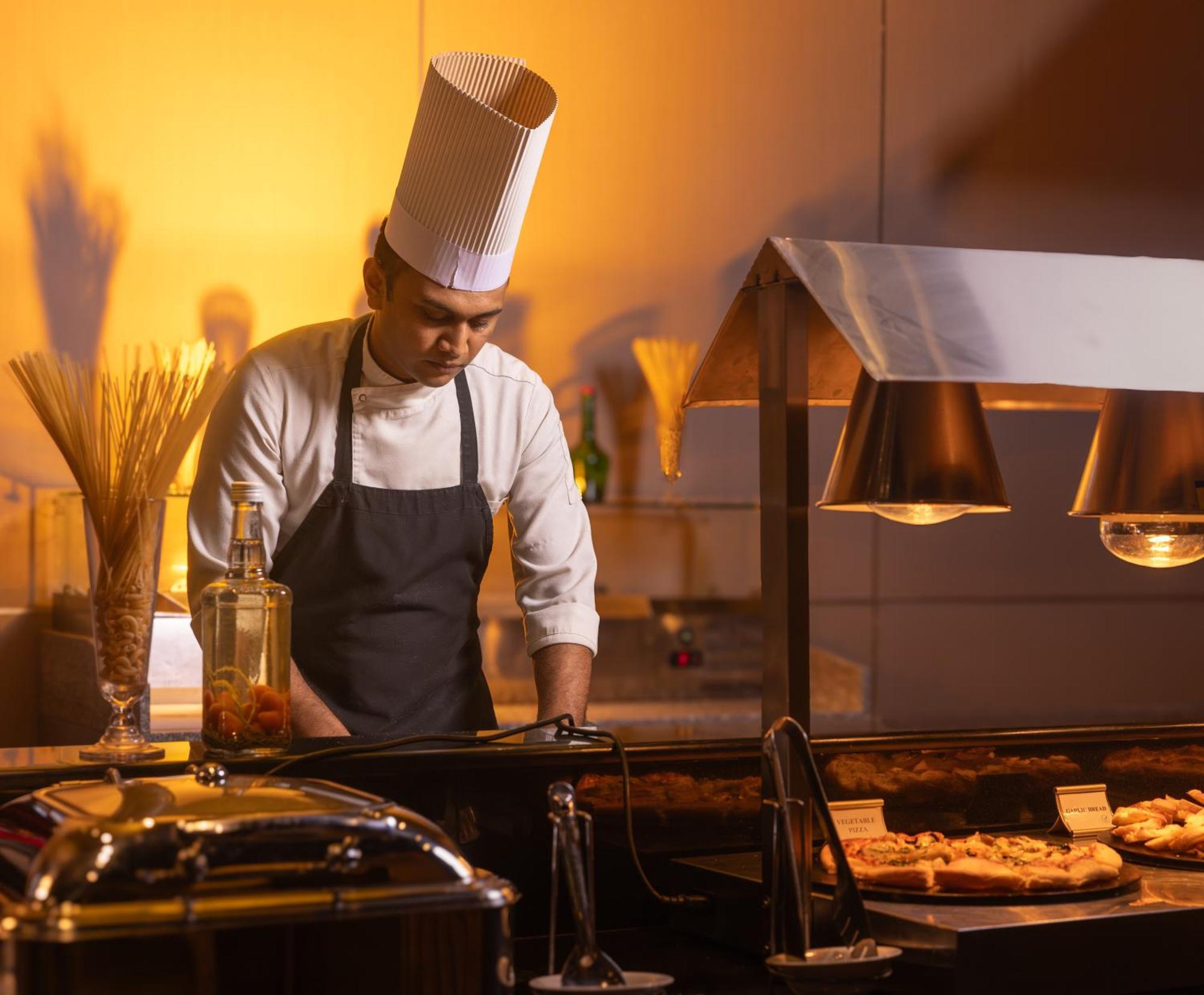 The Golden Crown Hotel Kandy Exterior foto A chef at work