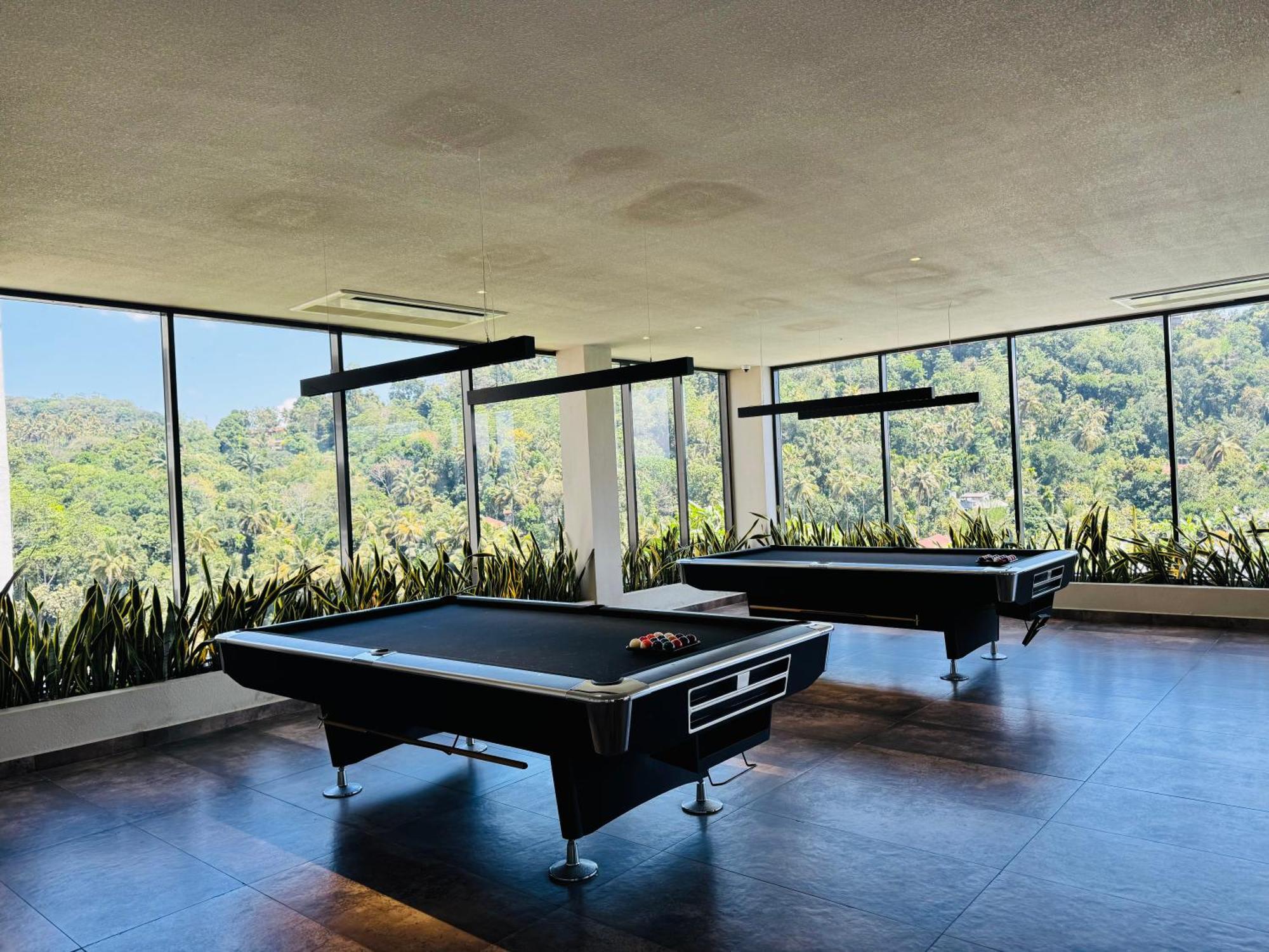 The Golden Crown Hotel Kandy Exterior foto Pool tables at the 2019 World Championships