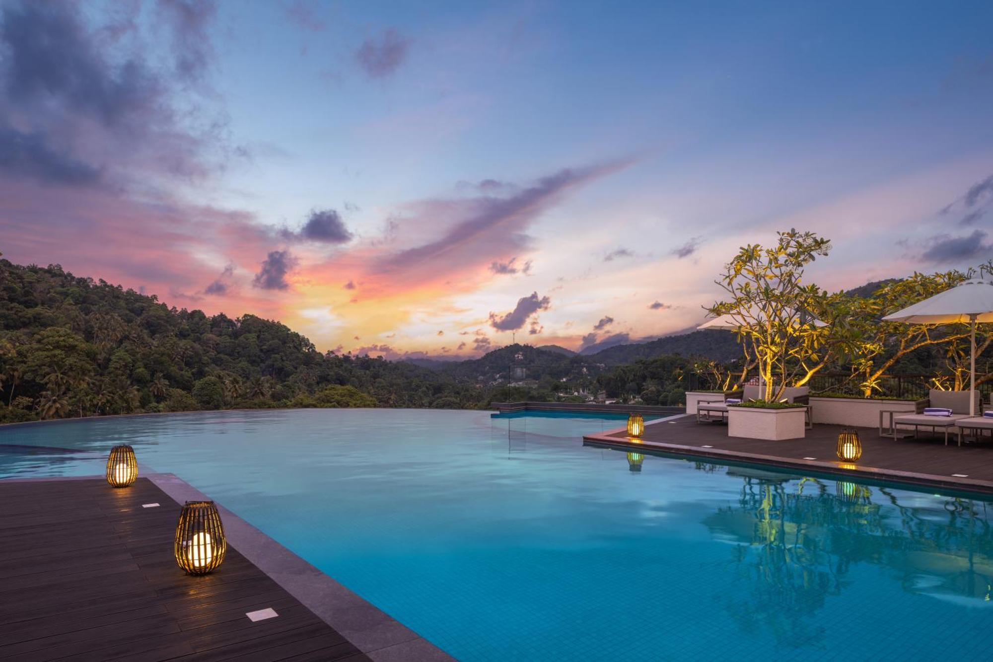 The Golden Crown Hotel Kandy Exterior foto The swimming pool at the hotel