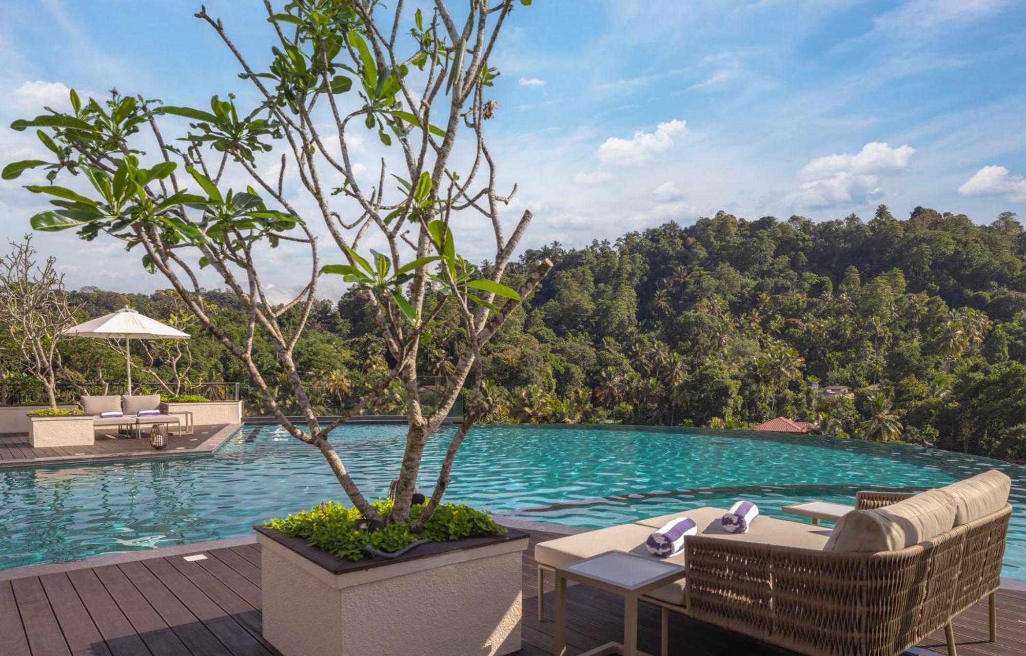 The Golden Crown Hotel Kandy Exterior foto The swimming pool at the hotel
