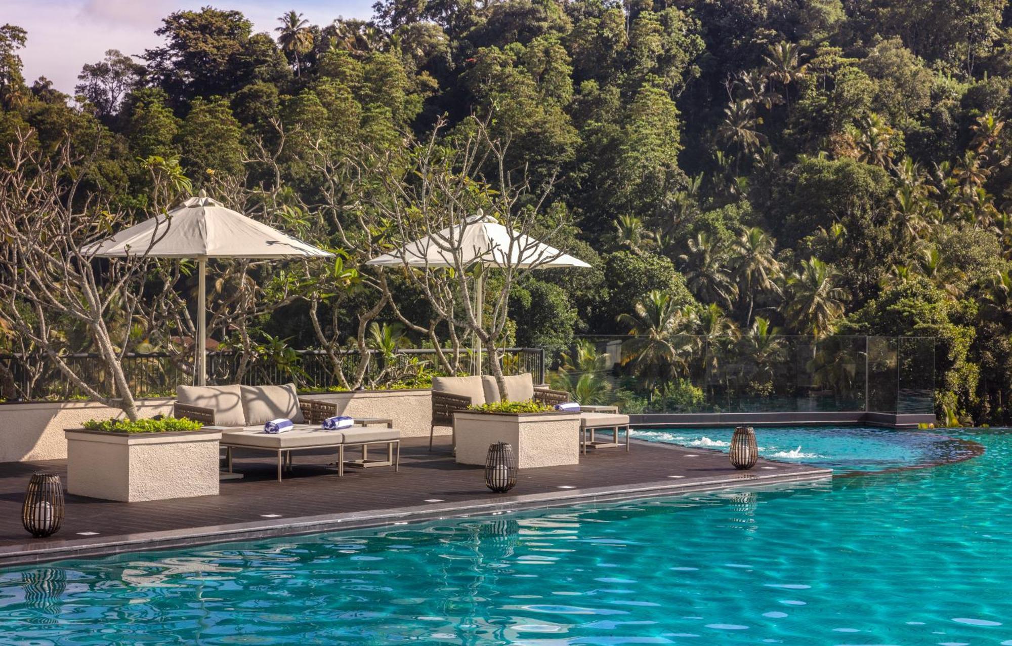 The Golden Crown Hotel Kandy Exterior foto The swimming pool at the hotel