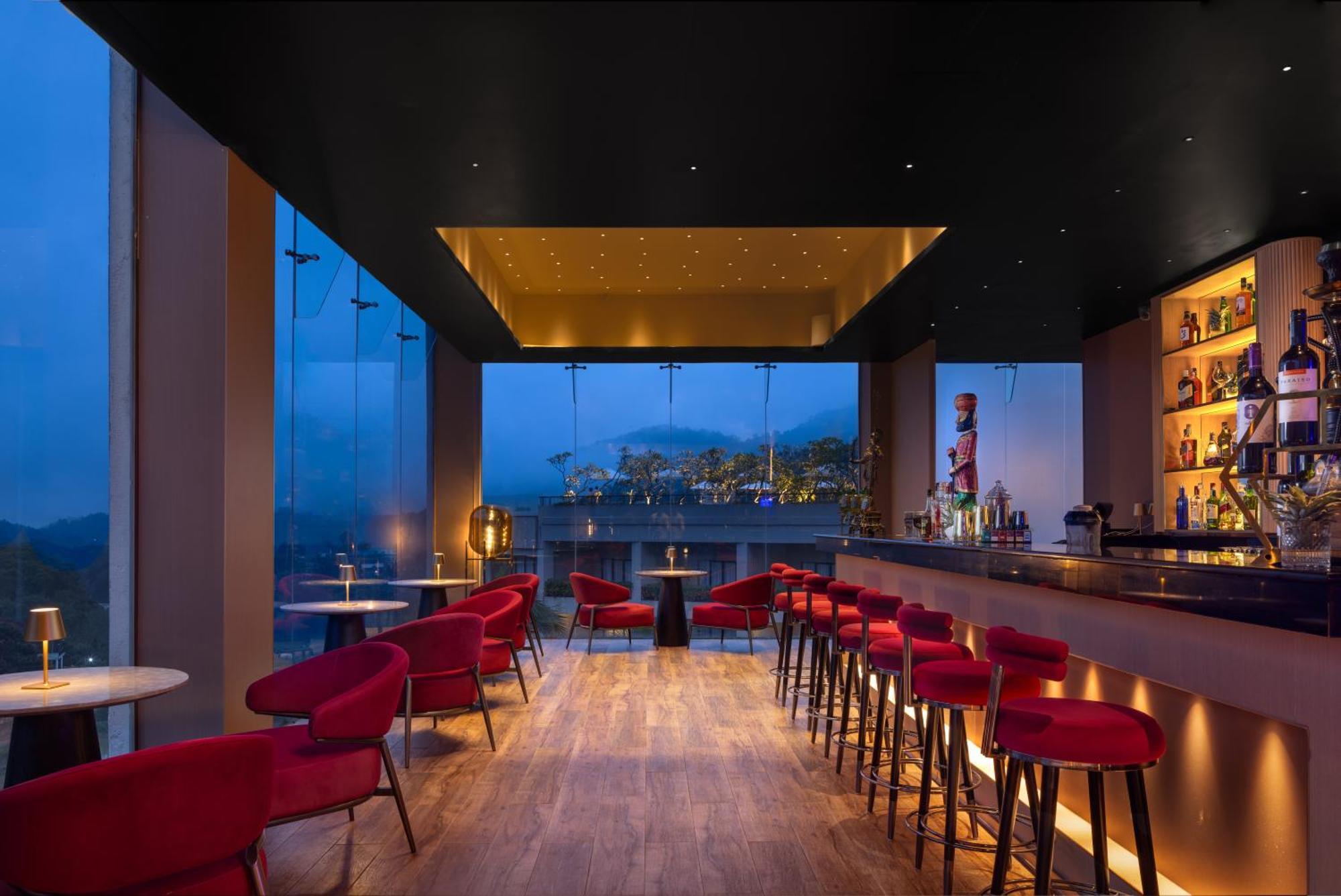 The Golden Crown Hotel Kandy Exterior foto The bar at the 360° Sky Lounge