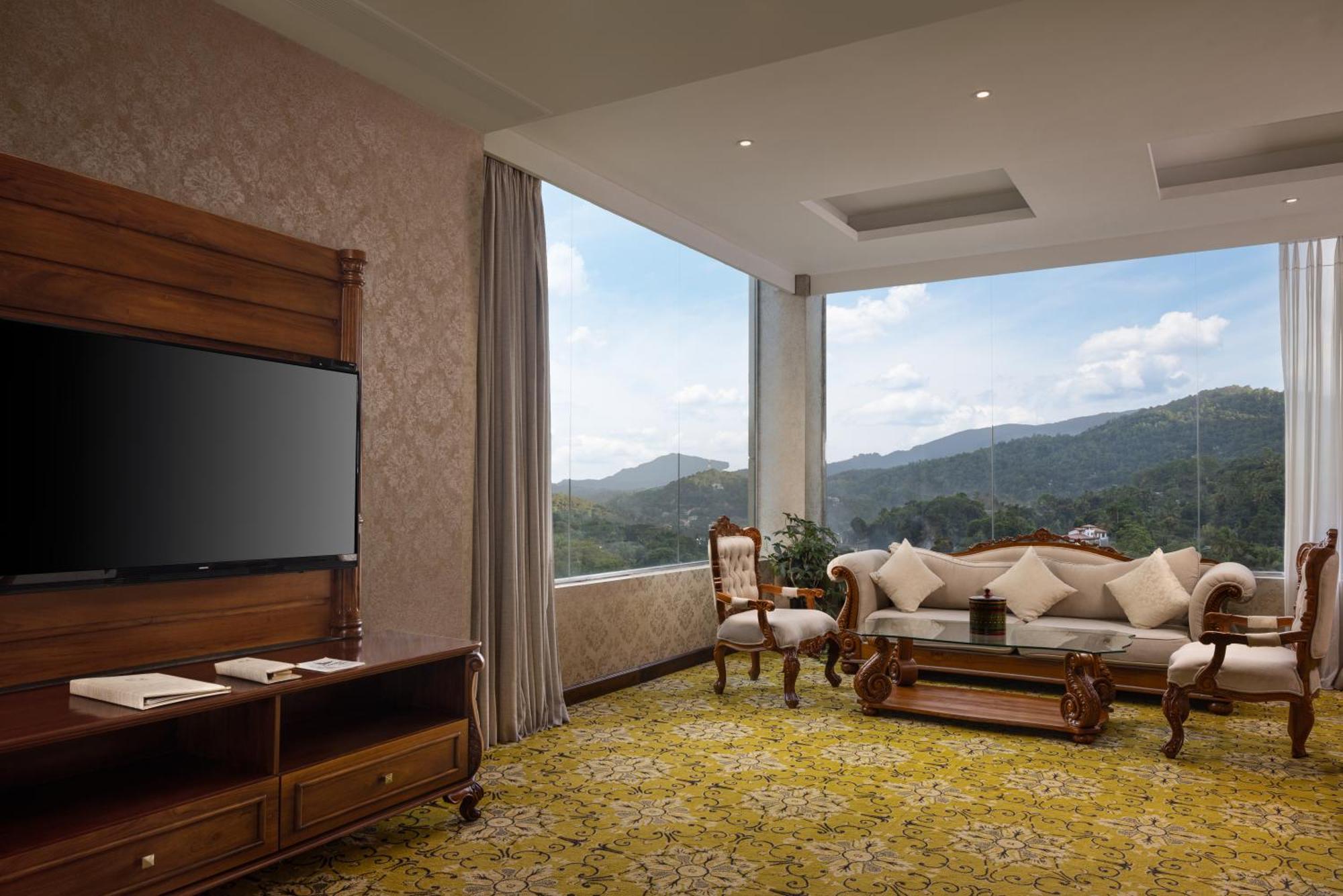The Golden Crown Hotel Kandy Exterior foto Suite room at the hotel