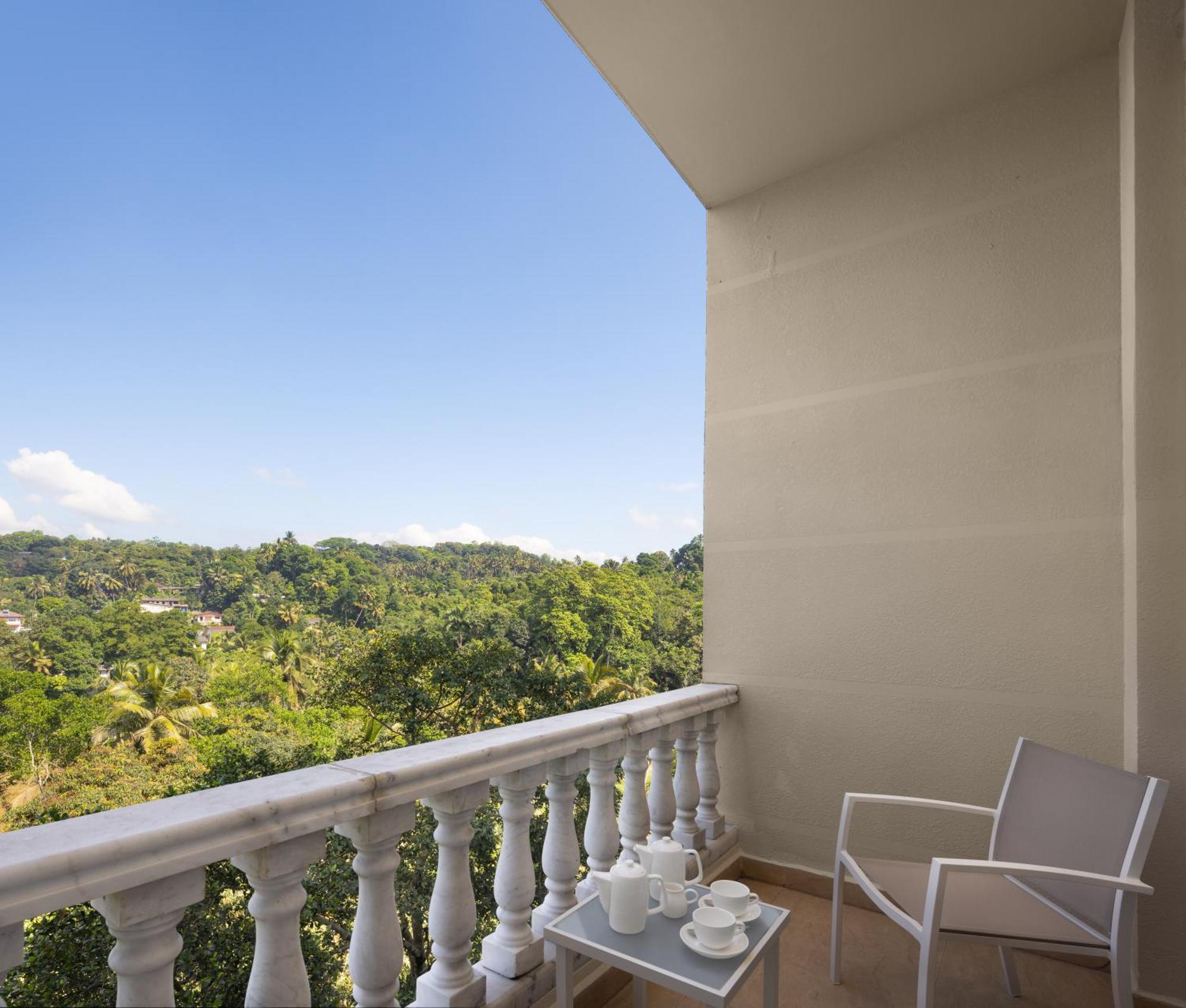 The Golden Crown Hotel Kandy Exterior foto A balcony at the hotel