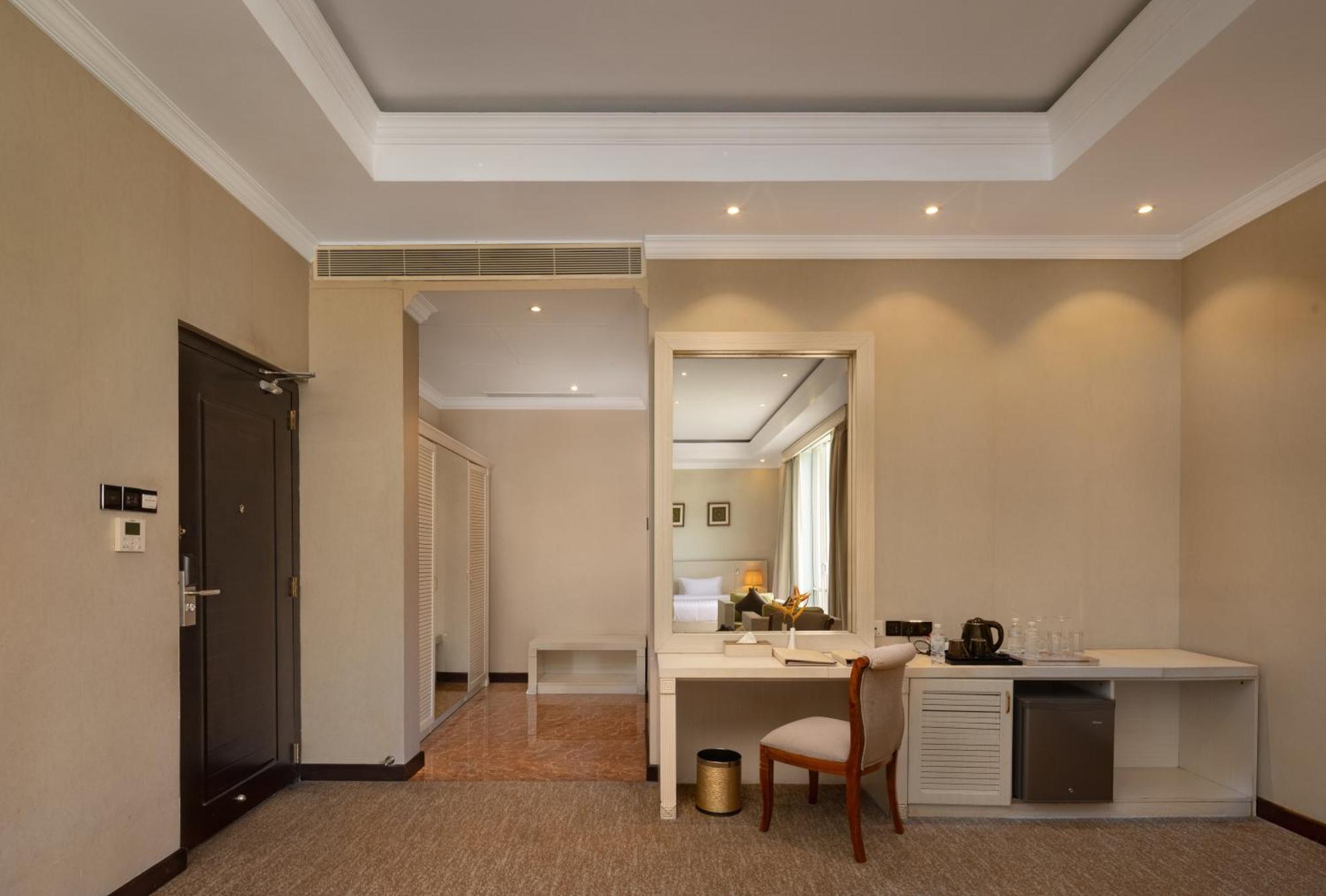The Golden Crown Hotel Kandy Exterior foto A room at the hotel