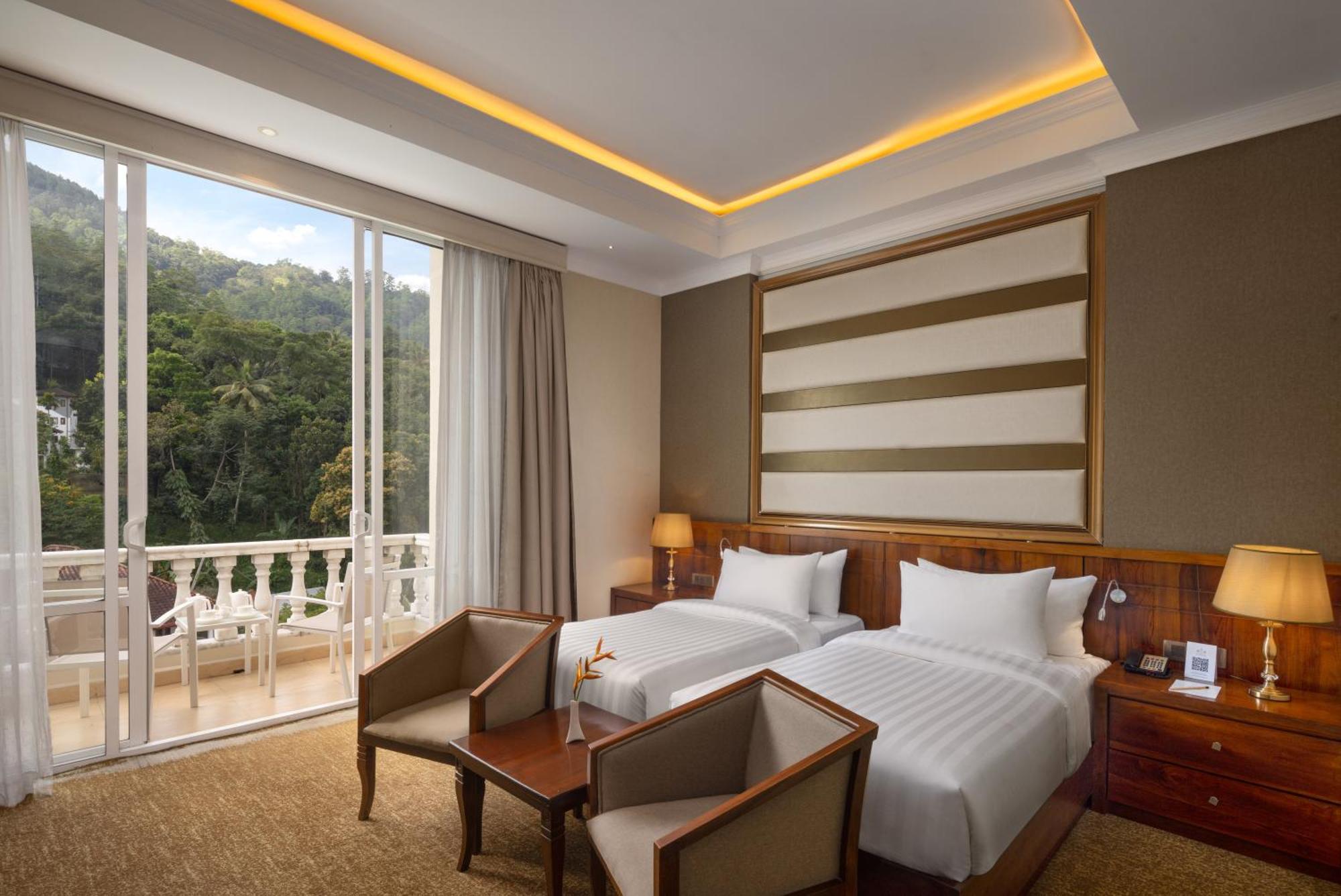 The Golden Crown Hotel Kandy Exterior foto Deluxe Room